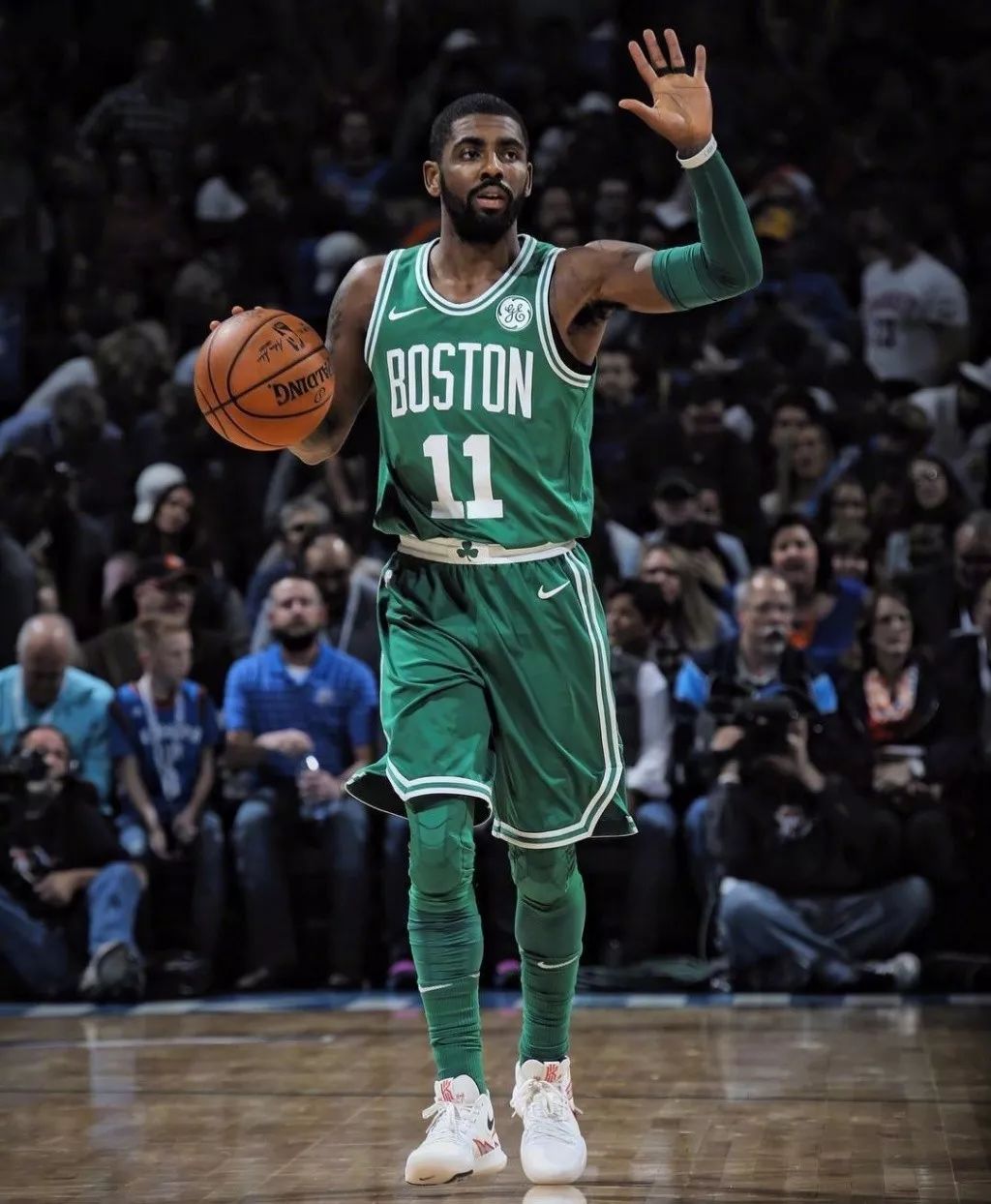 欧冠赛场精彩瞬间：皇马主场2-0取胜,（欧冠之夜高光时刻：皇马主场2比0告捷）